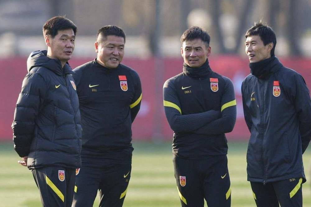 萧家不是要凉了吗？他萧常乾还能买得起别墅？此时，钱红艳一脸倨傲的说：陈女士，你这房子说实话，一千二百万只有傻子才会买，而且我听说你马上要去美国，依我看不如这样，我给你八百万一口价，你把房子卖给我，咱们今天就能交易。